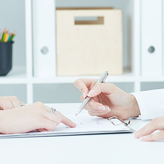 médico apresentando resultado de exame para paciente em um consultório  médico