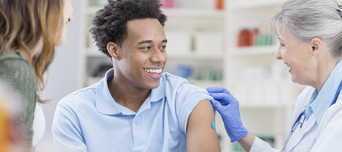 rapaz se vacina com uma médica