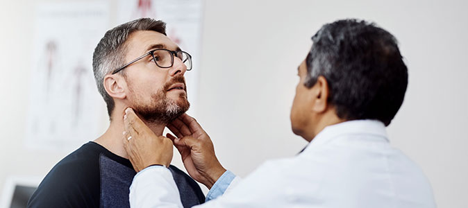 Homem se consultando com um médico