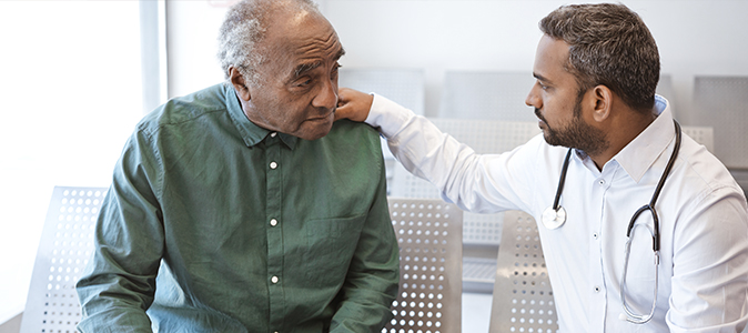 Homem se consultando com um médico