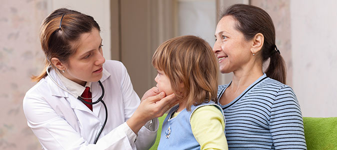 criança realizando consulta com médica