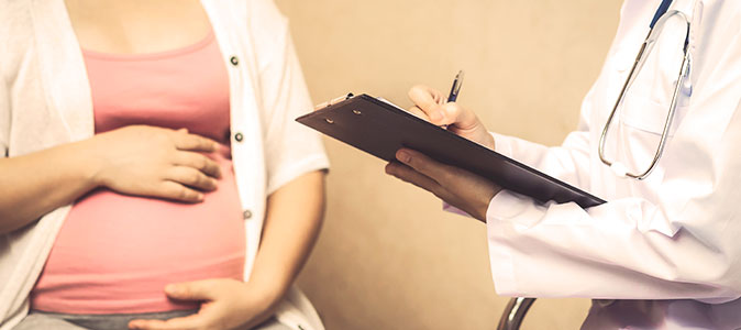 Mulher grávida se consulta com um médico