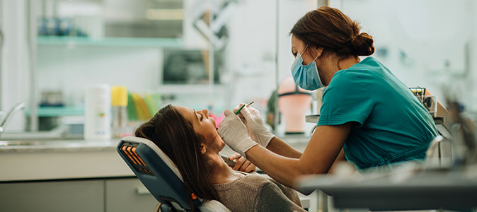 dentista examinando paciente