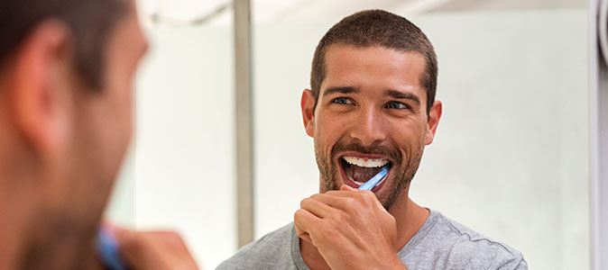 rapaz escovando os dentes