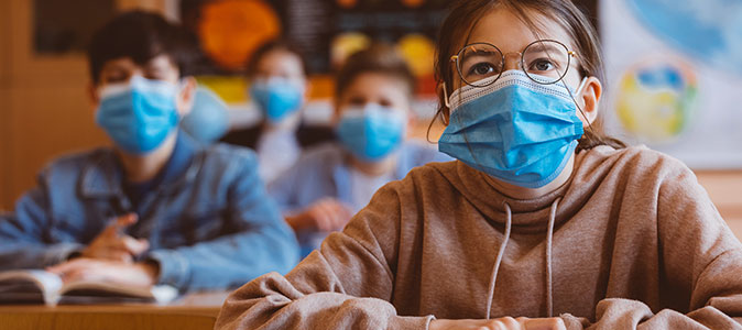 crianças usam máscara no retorno às escolas