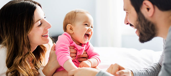 Como estimular o desenvolvimento do bebê até 12 meses - Pais e Filhos -  Institucional