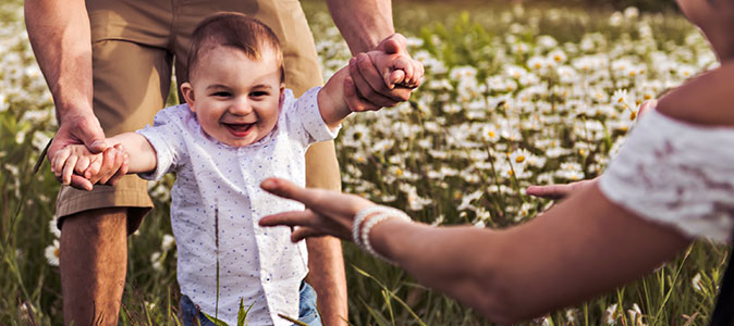 Como ensinar o bebê a usar talheres em 5 dicas