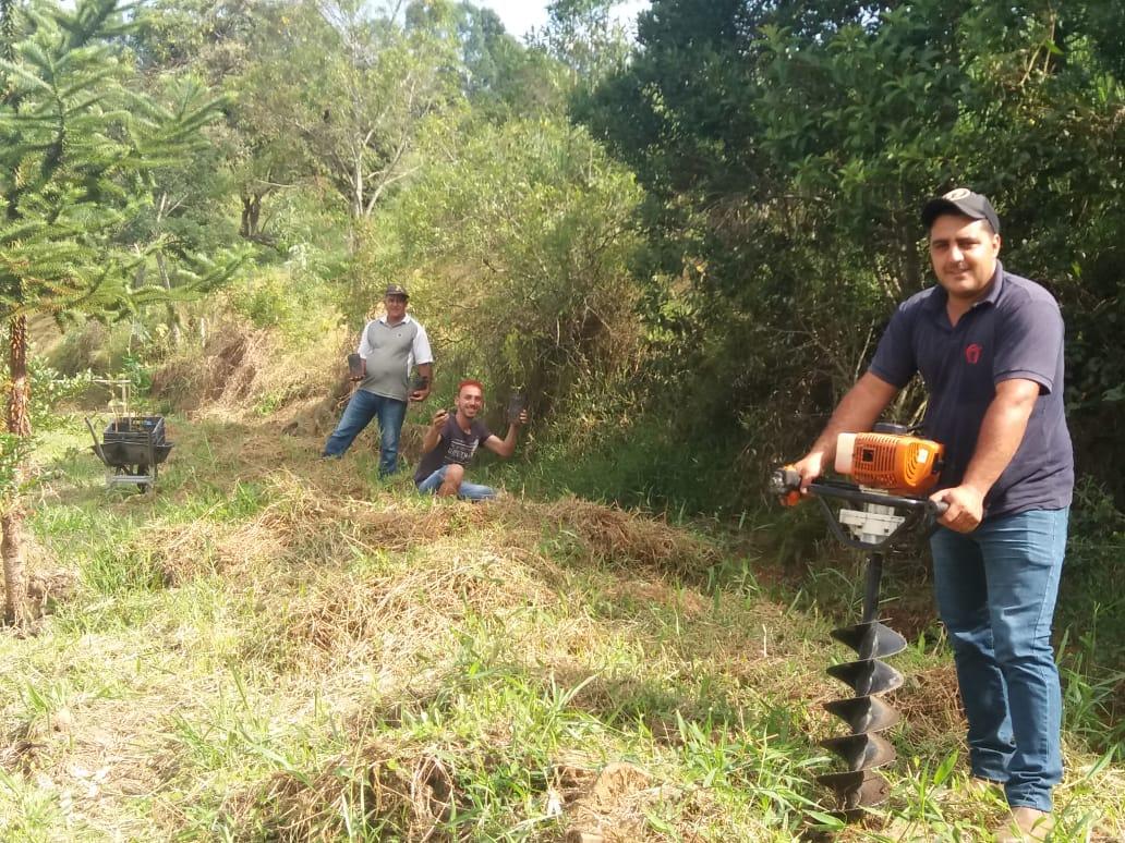 Equipe prepara terreno para plantar árvores