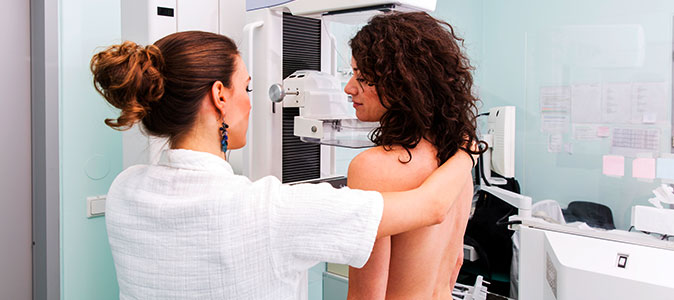 câncer de mama mulher faz exame de mamografia