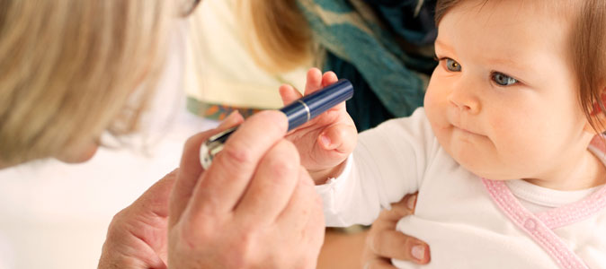 Bebê sendo examinado por uma pediatra