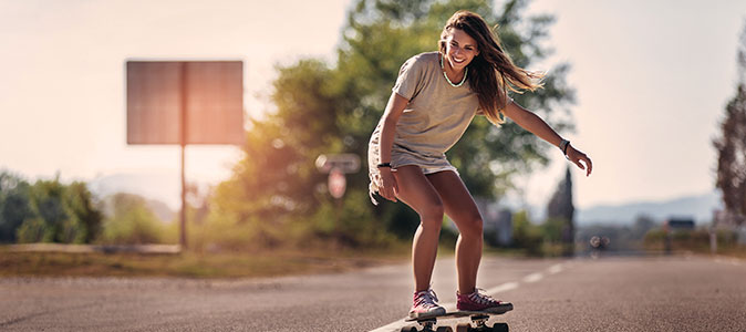 menina andando de skate