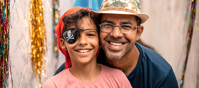 Pai e filho curtindo carnaval