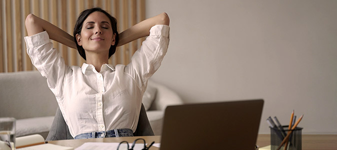 imagem de uma mulher relaxada num ambiente de trabalho