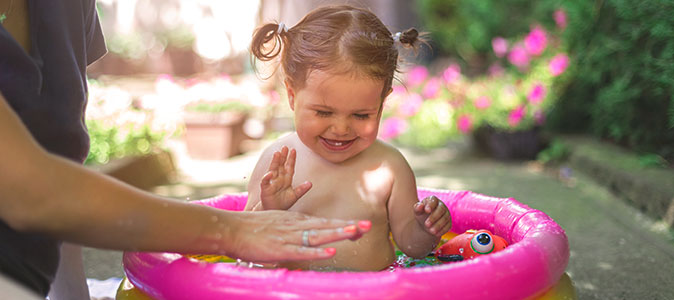 BebÃª menina brincado em uma piscininha