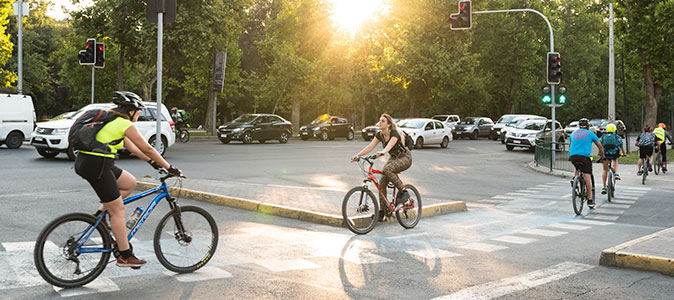 pessoas andando de bicicleta na cidade