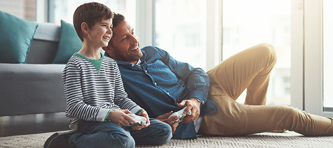 pai e filho jogando videogame