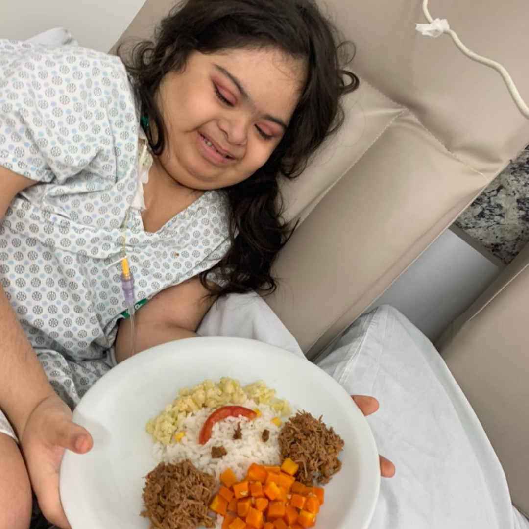 Paciente da Unimed Maceió sorrindo com seu prato decorado