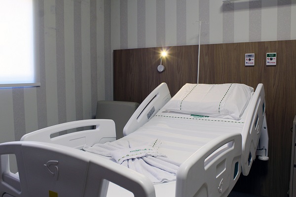 Imagem de uma cama hospitalar no quarto executivo.