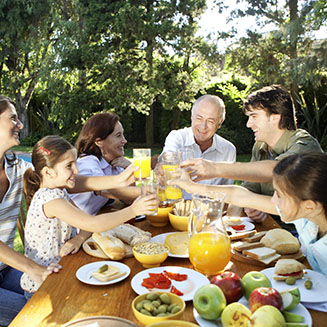 família no café da manhã ao ar livre