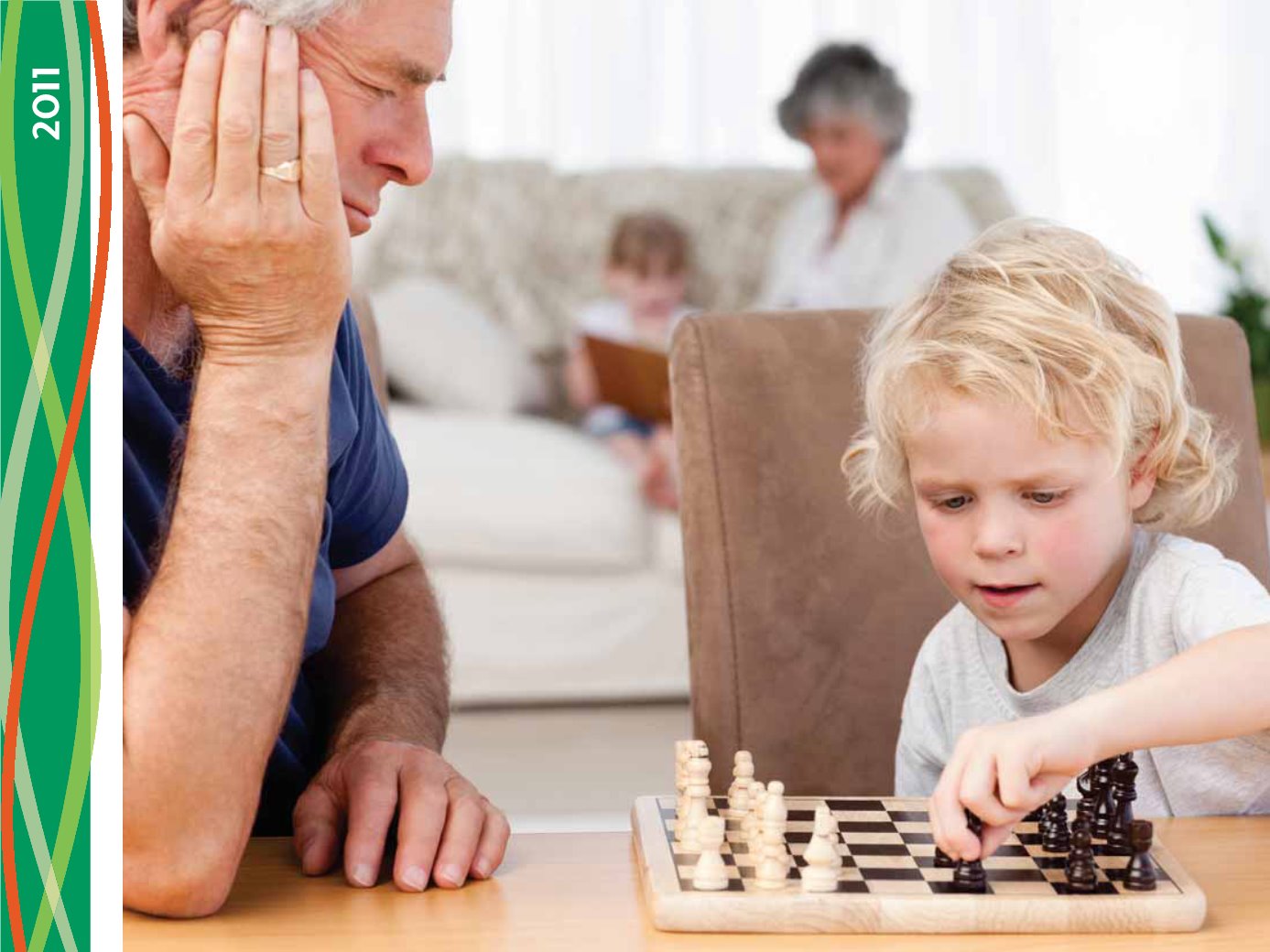 Дед с внуком играют в шашки. Дети играют в шахматы. Шахматы ребенок дедушка. Шахматы игра ребенка и старика. Мальчик играет в шахматы.