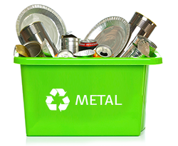 Cesta com tipos de metal para reciclar