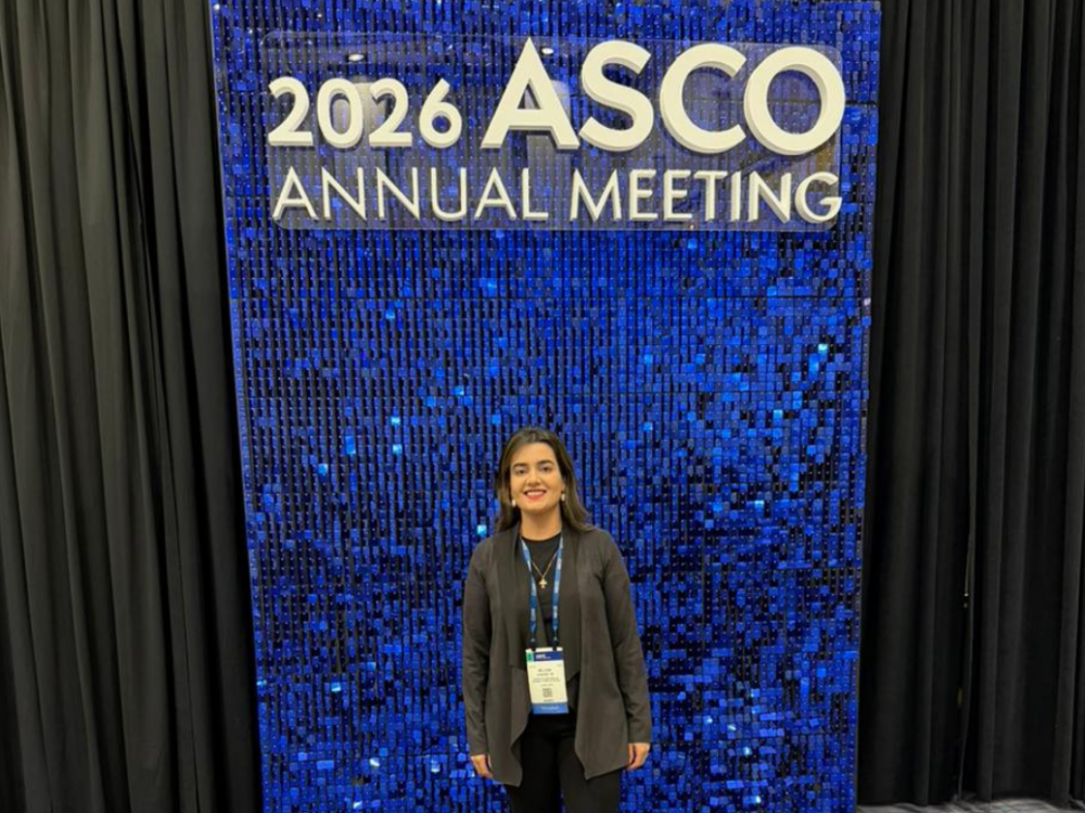Dra Millena Luciano Leonardo, oncologista e médica cooperada da Unimed Machado, na entrada do Congresso ASCO, em ChicagoA Dra. Millena Luciano Leonardo, oncologista clínica e cooperada da Unimed Machado, participou do ASCO 2026 (American Society of Clinical Oncology), considerado o maior e mais importante congresso científico de oncologia do mundo.  Realizado entre os dias 29 de maio e 2 de junho, em Chicago, nos Estados Unidos, o evento reúne milhares de especialistas de diversos países para discutir os avanços mais recentes no diagnóstico e tratamento do câncer.  Nesta edição, os debates tiveram como foco principal a personalização dos tratamentos, a precisão molecular e a promoção da qualidade de vida dos pacientes, temas que vêm transformando a prática oncológica em todo o mundo.  A participação da Dra. Millena reforça o compromisso da Unimed Machado com a atualização contínua de seu corpo clínico e com a busca constante por conhecimento, inovação e excelência no cuidado à saúde.  Ao acompanhar de perto as principais tendências e descobertas da oncologia mundial, a médica contribui para que nossos beneficiários e toda a comunidade tenham acesso a uma assistência cada vez mais qualificada, humanizada e alinhada aos avanços da medicina.
