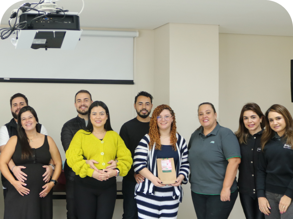 Gestantes e acompanhantes em foto no final do Encontro com a equipe da Unimed Machado