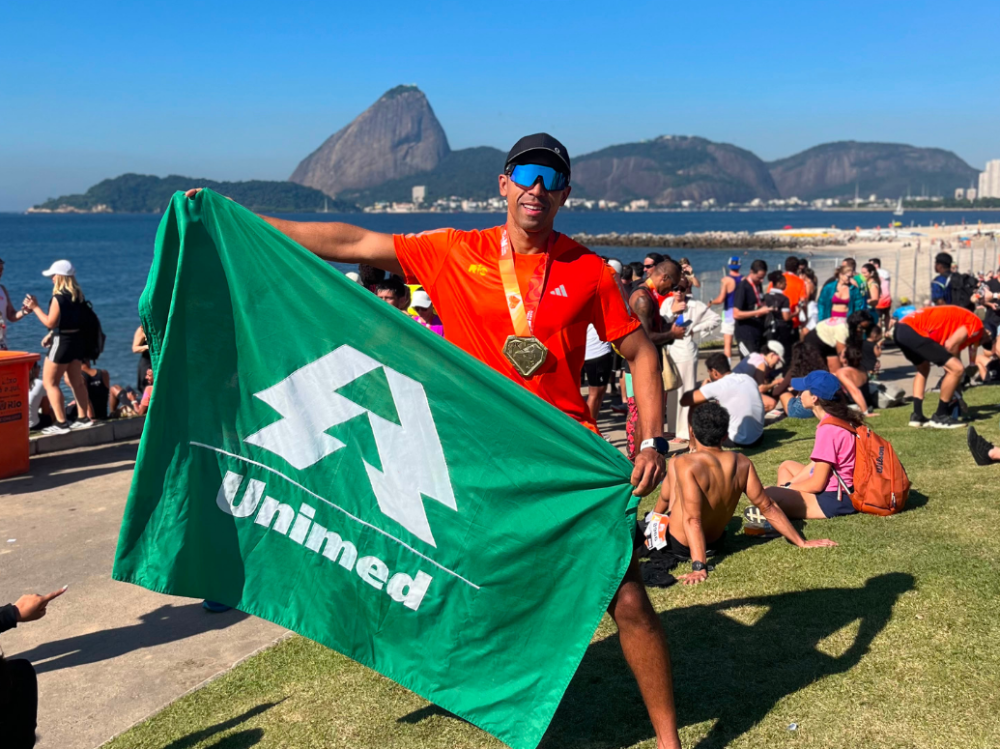 Waldir com a bandeira da Unimed Machado no Rio de Janeiro