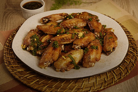 Imagem de um prato com asas de frango