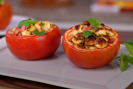 Uma imagem de dois tomates encima de um prato