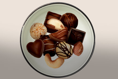 Imagem de uma tijela contendo vários bombons e doces diversos
