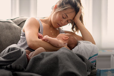 Foto de uma mulher com um bebê recém nascido