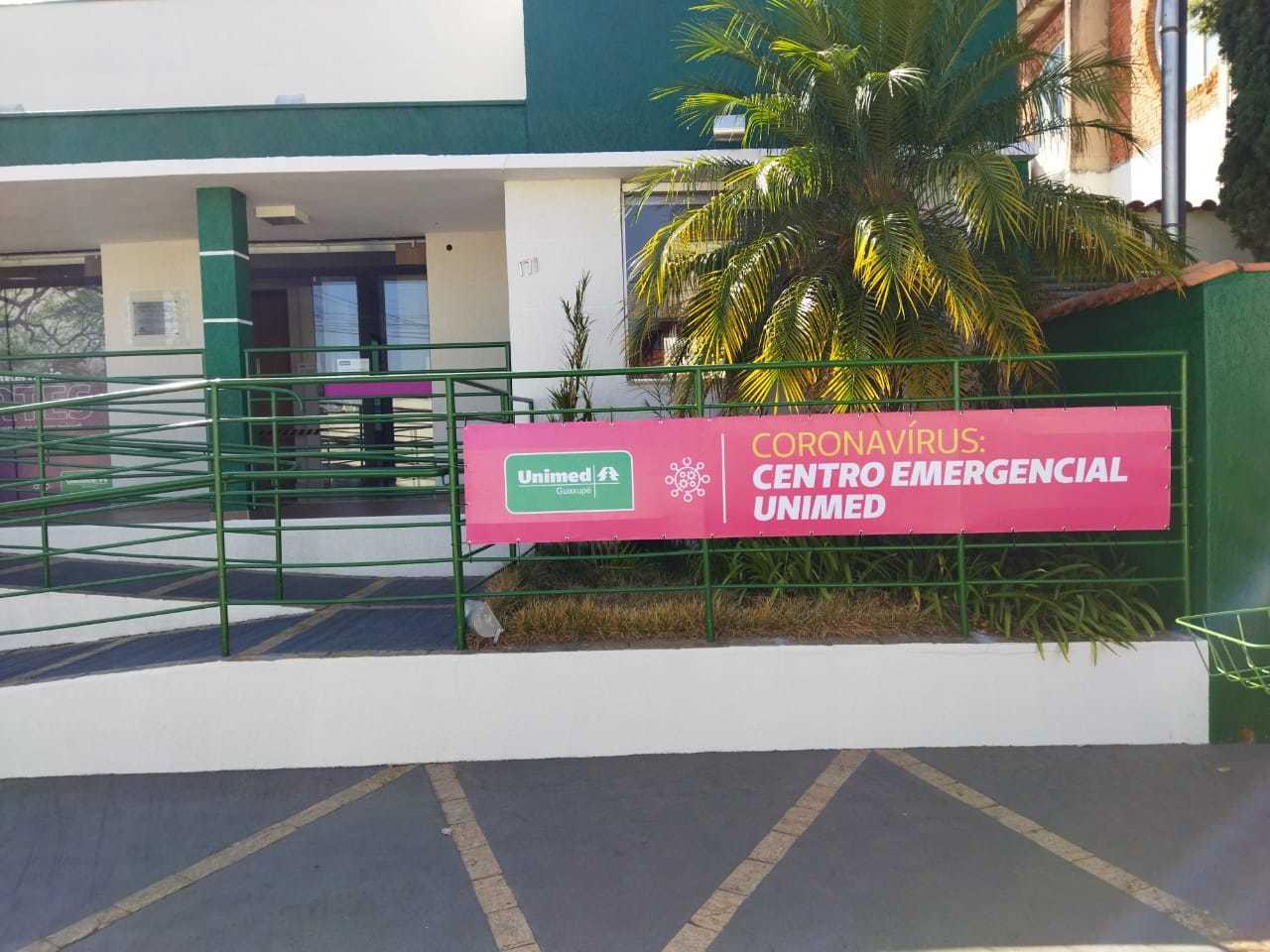 Frente da Unimed Guaxupé. Em um banner está escrito "Coronavírus: Centro Emergencial Unimed"
