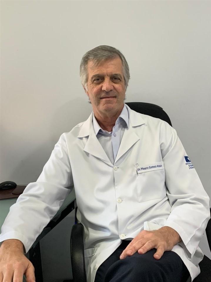 O neurologista Mauro Gomes alerta para a importância do diagnóstico precoce e do cuidado individualizado nos casos de esclerose múltipla