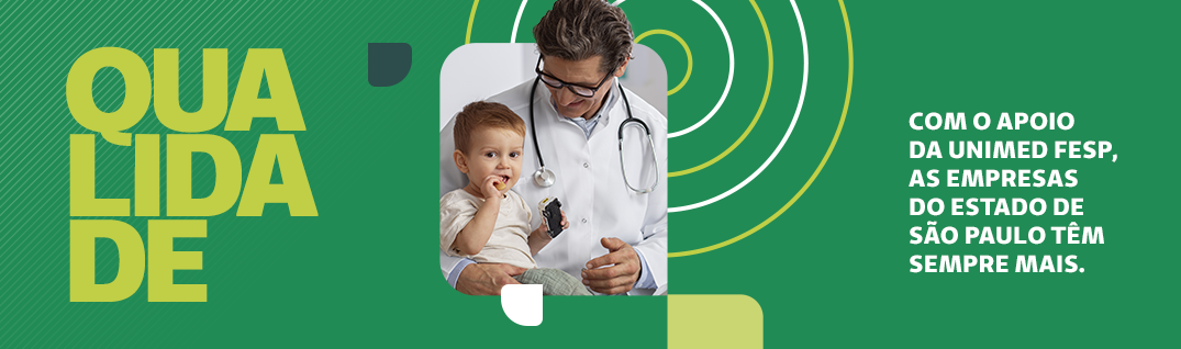 Imagem com fundo verde de um médico com estetoscópio e uma criança no colo