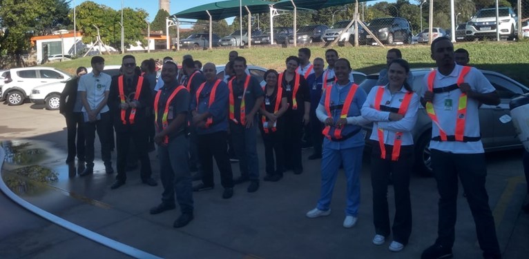 Imagem de um grupo de pessoas utilizando trajes de combate a incêndio.
