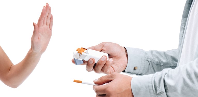 Imagem de uma pessoa oferecendo cigarro e a outra pessoa recusando.