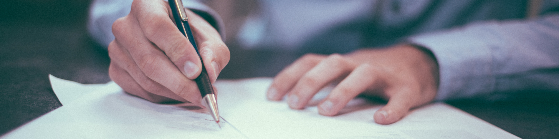 banner topo de página "membros do conselho" na imagem uma mão segurando uma caneta assinando um contrato