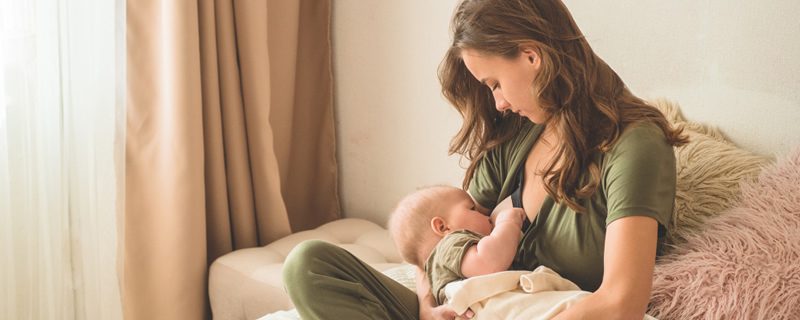mulher e filho na hora da amamentação