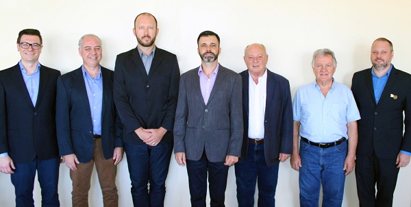 Gestão 2020/2022, da esquerda para a direita: Dr. Rodrigo Decusatti, Dr. Henri de Quadros, Dr. Ronaldo Caríssimi, Dr. Everton Bochi, Dr. Paulo Sehn, Dr. Waldir Kleber e Dr. Cácio Wietzycosky