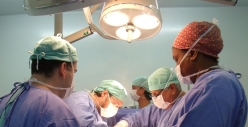 Imagem de médicos realizando um procedimento cirúrgico
