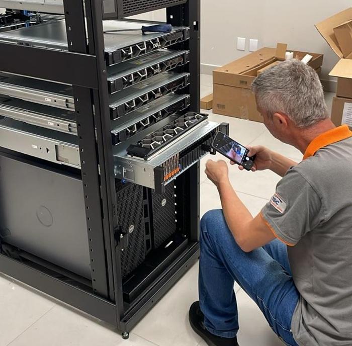 homem configurando no celular uma torre de zervidores