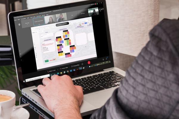 Fotografia de um notebook com a transmissão do evento na tela